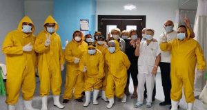 إحتفال الطاقم الطبي بمستشفي إسنا بعد شفاء سياح ايطاليين من فيروس كورونا