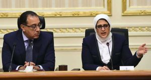 وزيرة الصحة ورئيس مجلس الوزراء خلال مؤتمر الاعلان عن إصابات فيروس كورونا في مصر