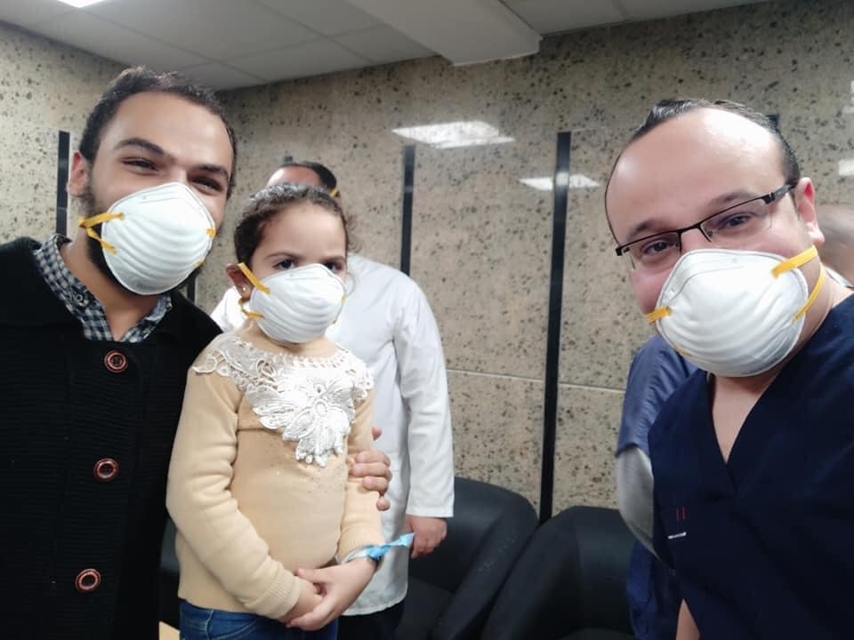 شفاء طفلة 4 سنوات من فيروس كورونا وخروجها من مستشفي العزل