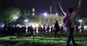 المتظاهرون الامريكان يقتحمون البيت الأبيض